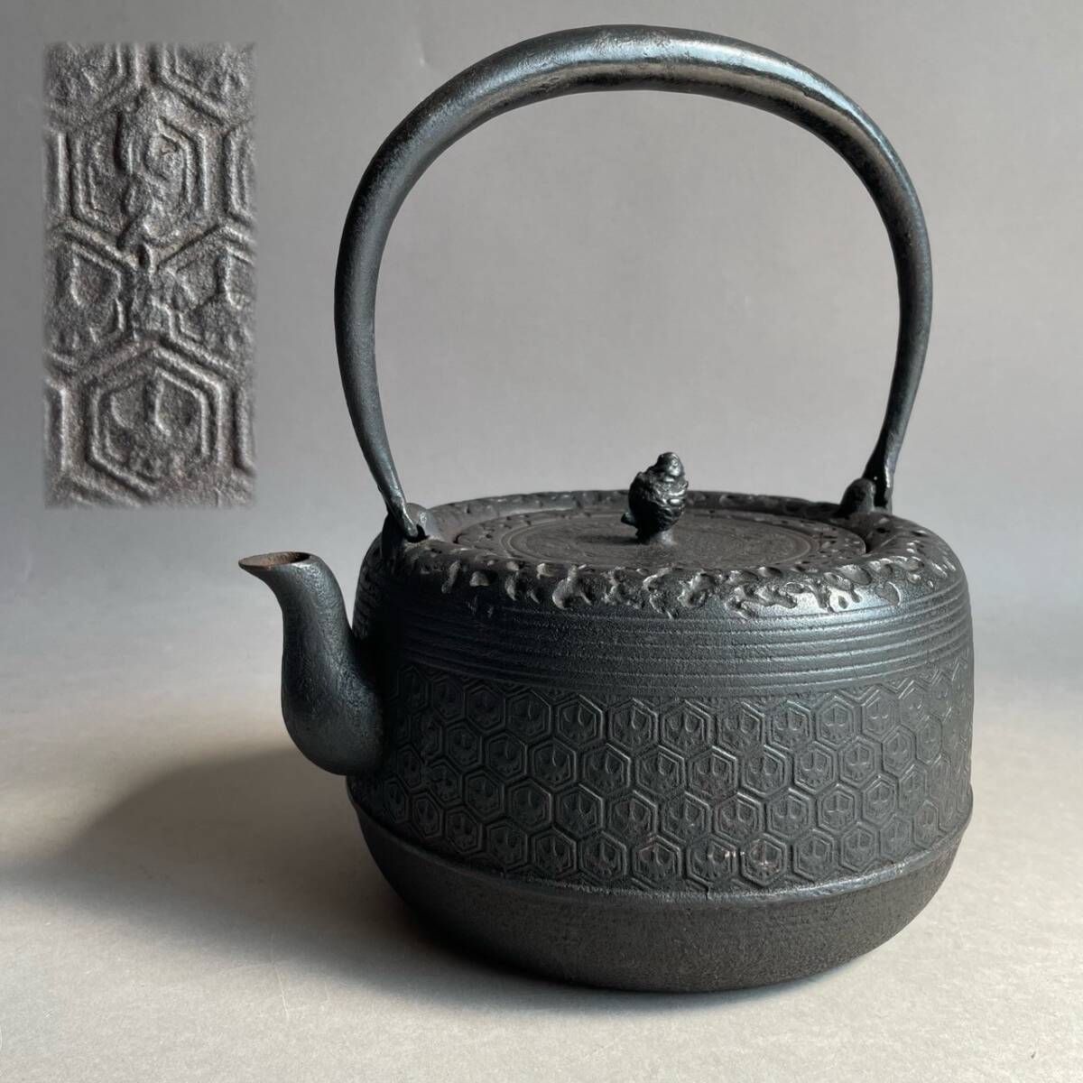 YM1778 南部鉄器 鉄瓶 鶴 亀甲紋 高さ:25cm x 幅:22cm 検)伝統工芸 金工 金属 盛久堂 保寿堂 鉄器 茶道具 煎茶道具 縁起物 在銘拍卖