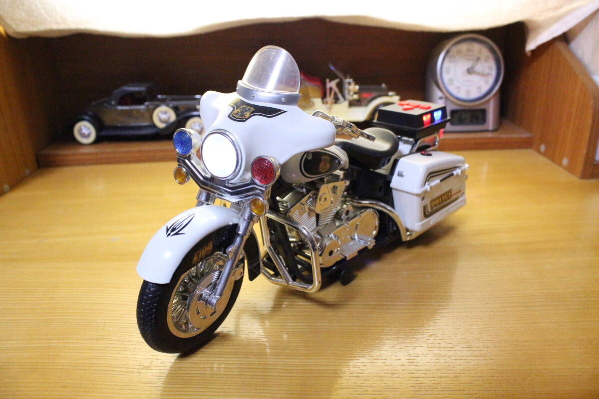 アメリカンバイク 白バイ ポリス ミニカー モデルカー ライティング 及び サウンド機能付き 展示品拍卖