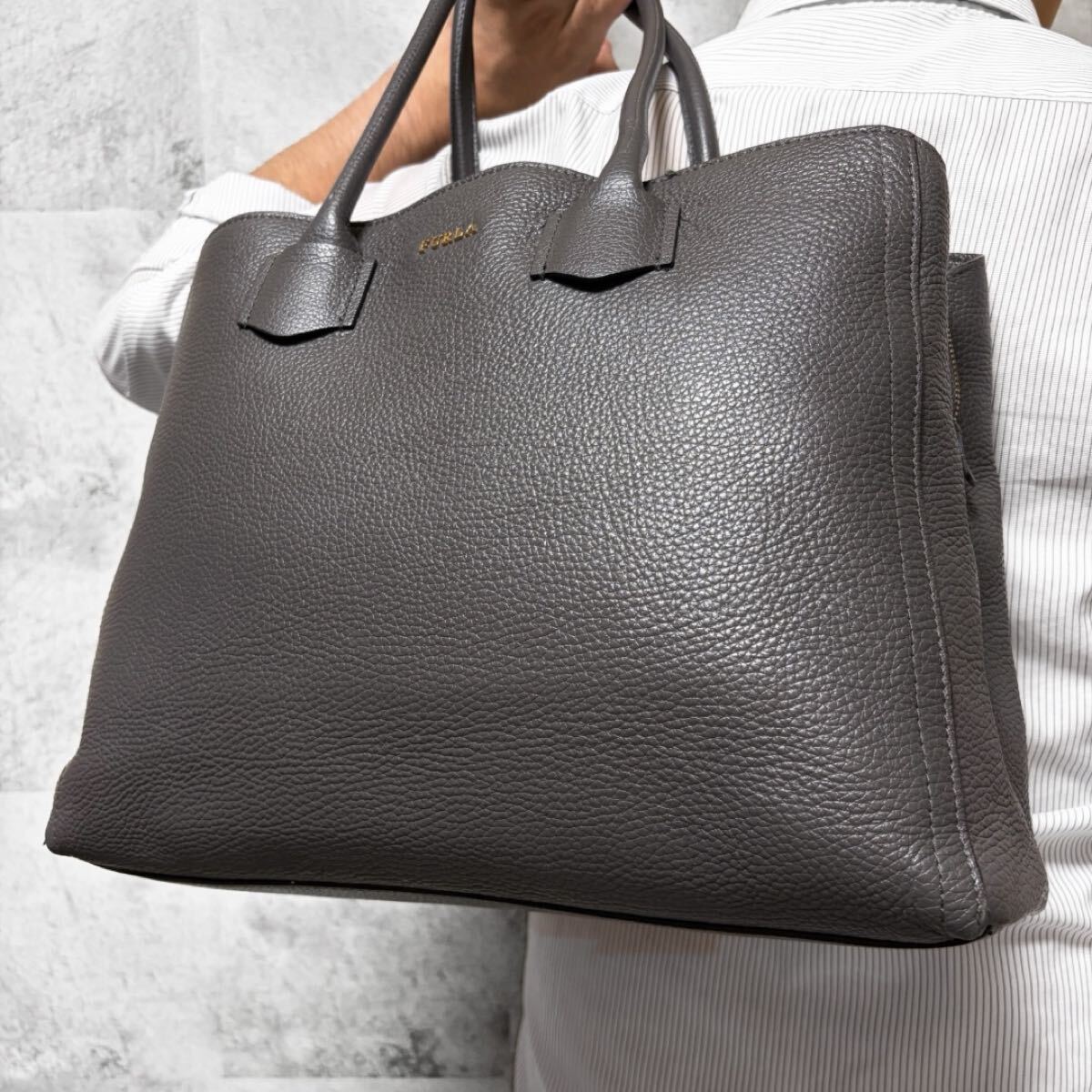 大容量/A4収納◎ フルラ FURLA メンズ ビジネス 肩掛け トートバッグ ロゴ金具 レザー シボ 本革 ダークグレー系 ブリーフケース拍卖