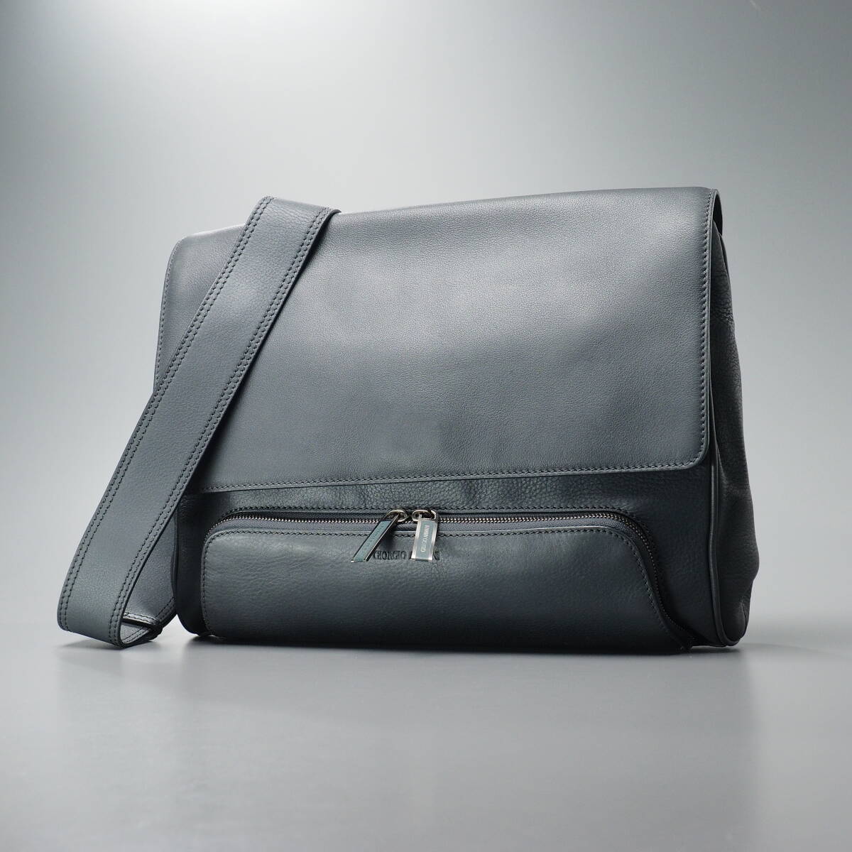 MJ3174▽イタリア製 GIORGIO ARMANI ジョルジオ アルマーニ メンズ レザー メッセンジャーバッグ ショルダーバッグ 斜め掛け鞄 ネイビー拍卖