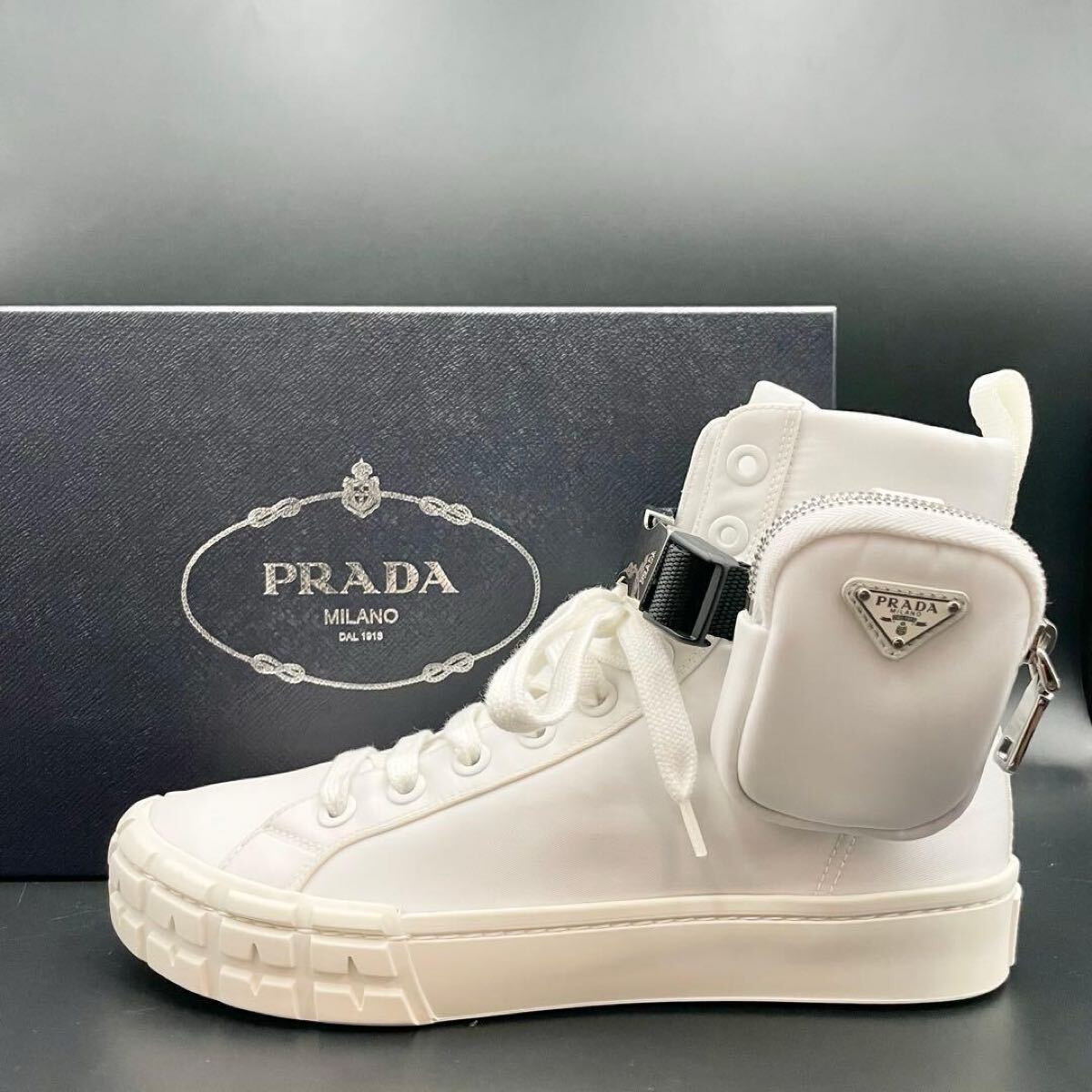 1円【新品】PRADA プラダ RE-NYLON モノリス ハイカット スニーカー ポーチ 三角ロゴ プレート シューズ ベルト レザー ホワイト 25cm相当拍卖