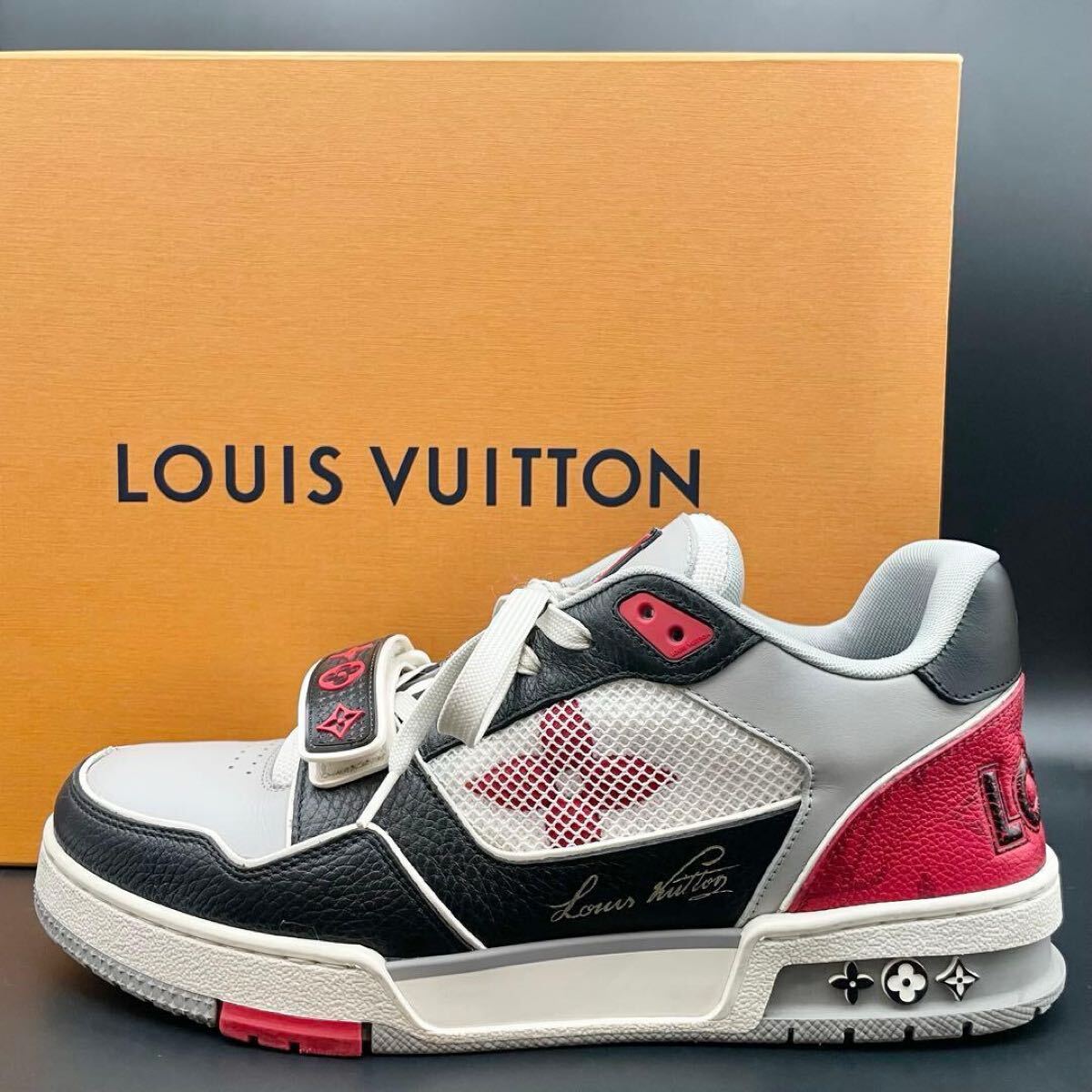1円【美品】LOUIS VUITTON ルイヴィトン LVトレイナーライン スニーカー モノグラム LVロゴ 24年製 近年モデル メンズ 赤 黒 26.5cm相当拍卖