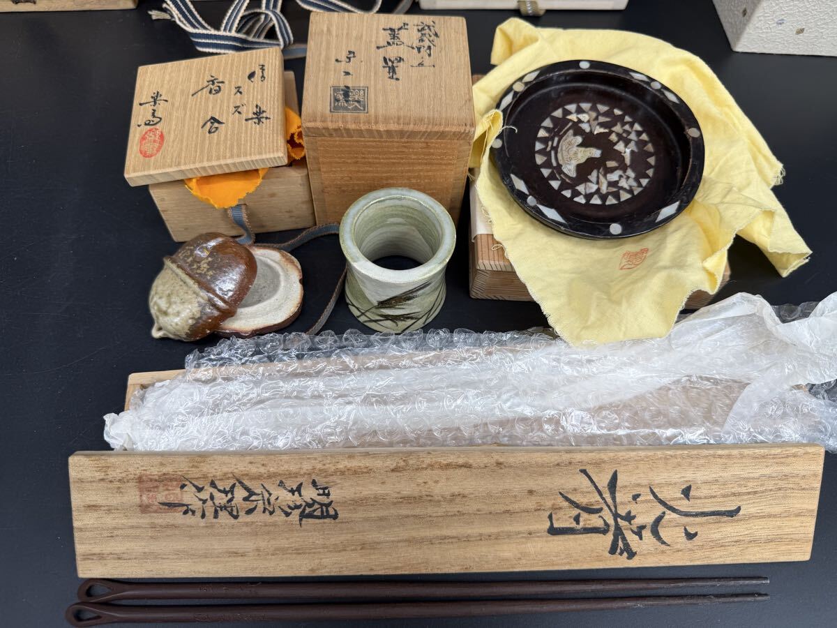 619S001 【茶道具】煎茶道具 共箱 在銘 茶碗 茶 茶托 木製 銅製 茶筌 火箸 香合など まとめ売り 焼物拍卖