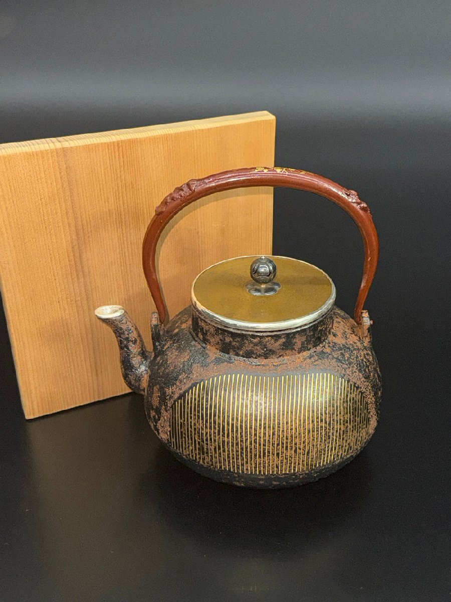 【江】金寿堂 金象嵌姥口鉄瓶 約15×17.5×19cm 木箱 古美術品( 茶道具煎茶道具茶器薬缶湯沸 )XZ2530 CDTgjfk CCTdhjs拍卖