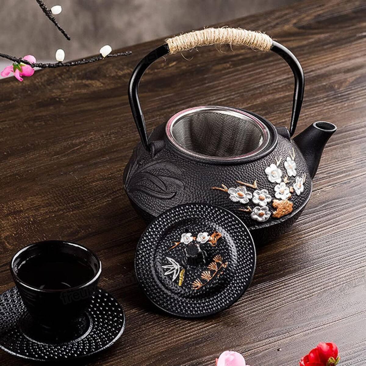 南部鉄器 急須 鉄瓶 鉄器 鉄のやかん 鋳鉄 お茶用沸騰水 鉄ティーポット 茶道具 直火 ih対応 (カップ付き 800ML) zchw1161拍卖