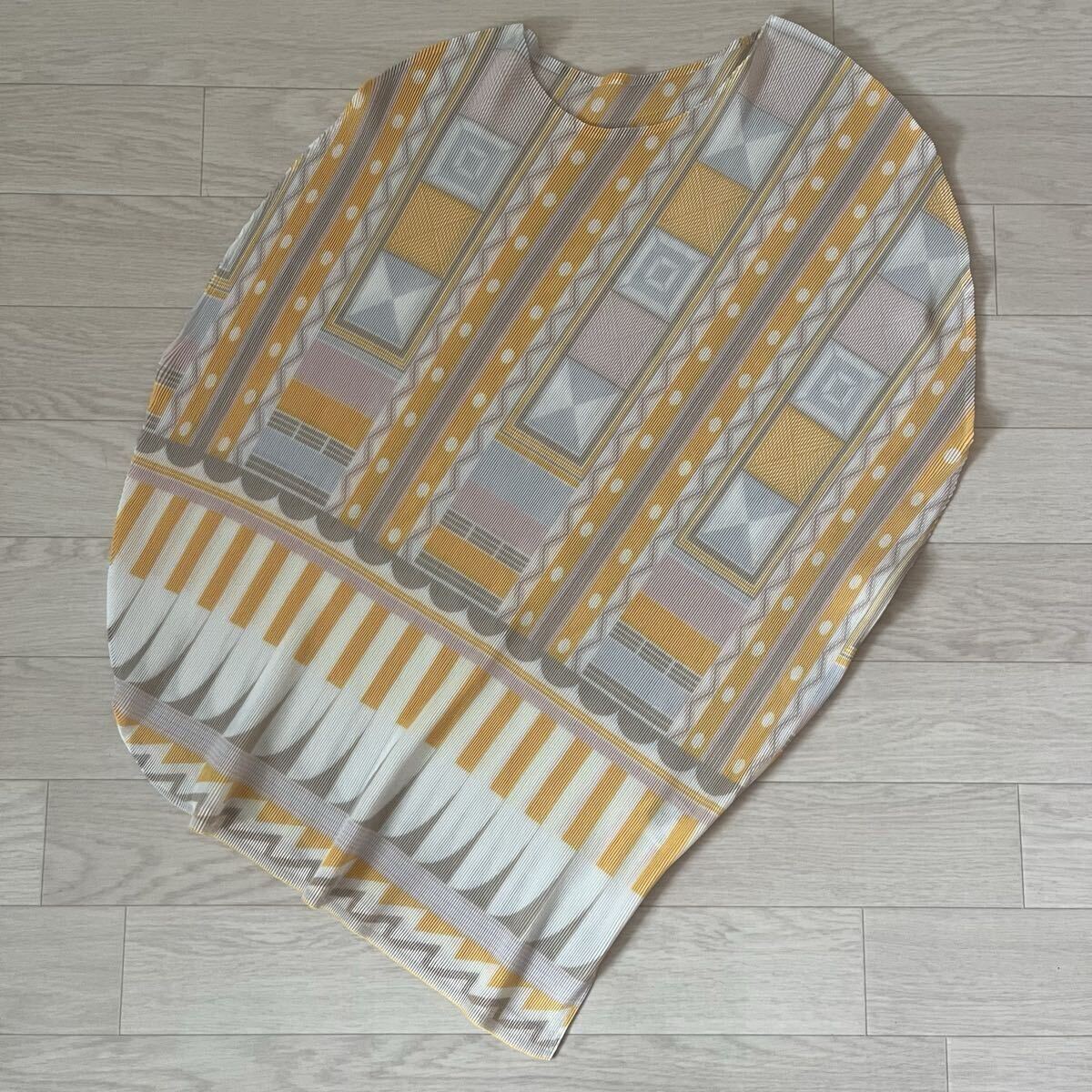 極美品 PLEATS PLEASE ISSEY MIYAKE プリーツプリーズ イッセイミヤケ アシンメトリー 変形デザイン トップスカットソー 幾何学柄 サイズ3拍卖