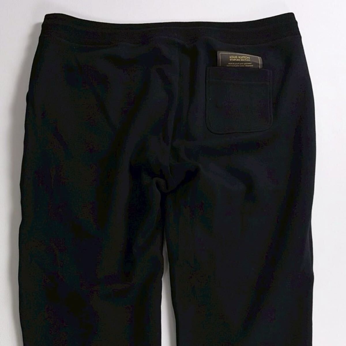 極美品 LOUIS VITTON 希少 サイズ4L ジョガーパンツ メンズ ルイヴィトン 高年式 メタルブランドロゴ ブラック 黒 イタリア製 ドローコード拍卖