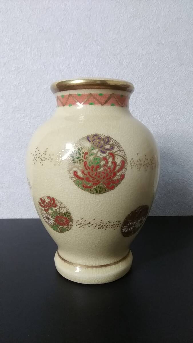 ☆r☆【美術 陶磁器】薩摩焼 薩摩焼 田窯造 金彩色絵 草花紋 花器 花瓶 フラワーベース/華道具 茶道具 飾り陶器/白薩摩の貫入☆拍卖