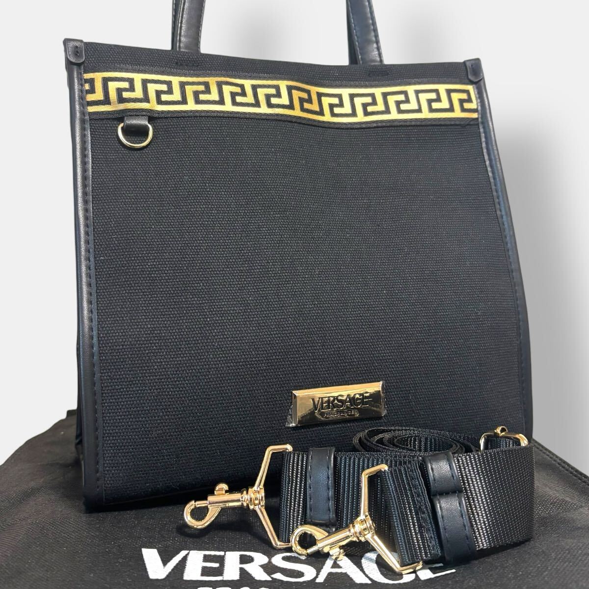 未使用 VERSACE ヴェルサーチ トートバッグ ハンドバック ショルダーストラップ 2way ロゴプレート ブラック ビジネス プライベート 保存袋拍卖