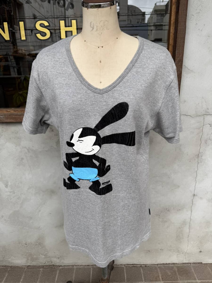 ★1PIU1UGUALE3★DISNEY★OSWALD★ウノピゥウノウグァーレトレ★オズワルド★Vネック★Tシャツ★グレー★サイズV★メンズ★コットン★拍卖