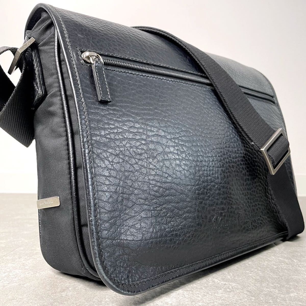 入手困難/近年モデル◎ フェラガモ Salvatore Ferragamo メッセンジャーバッグ ショルダー レザー 本革 A4 斜め掛け ビジネス ブラック拍卖