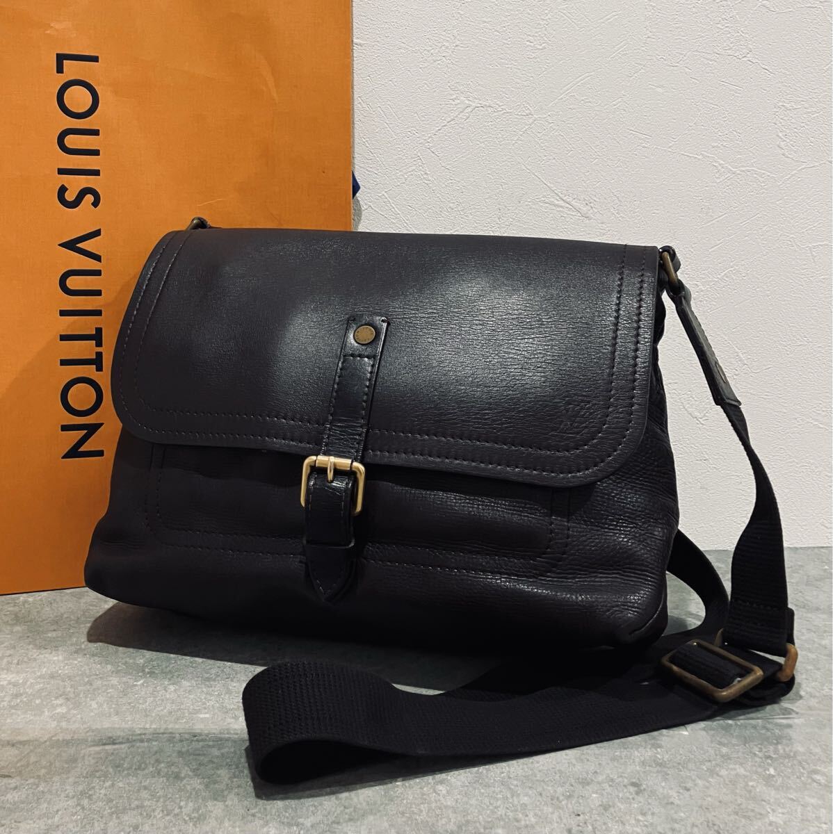 LOUIS VUITTON 極上美品 ユタ レザー ショルダー バッグ ルイ・ヴィトン メッセンジャー 斜め掛け バック拍卖