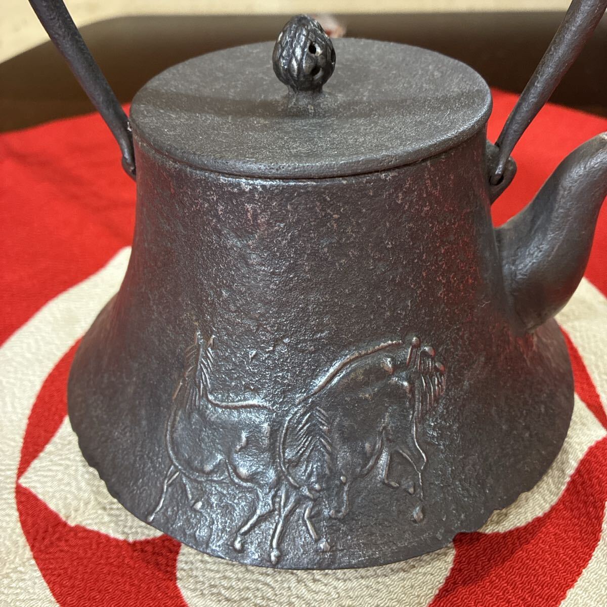アンティーク鉄瓶 南部鉄器 藤枝工房釜師 昌行造 富士形双馬紋 茶道具 時代物(^^)状態良し拍卖