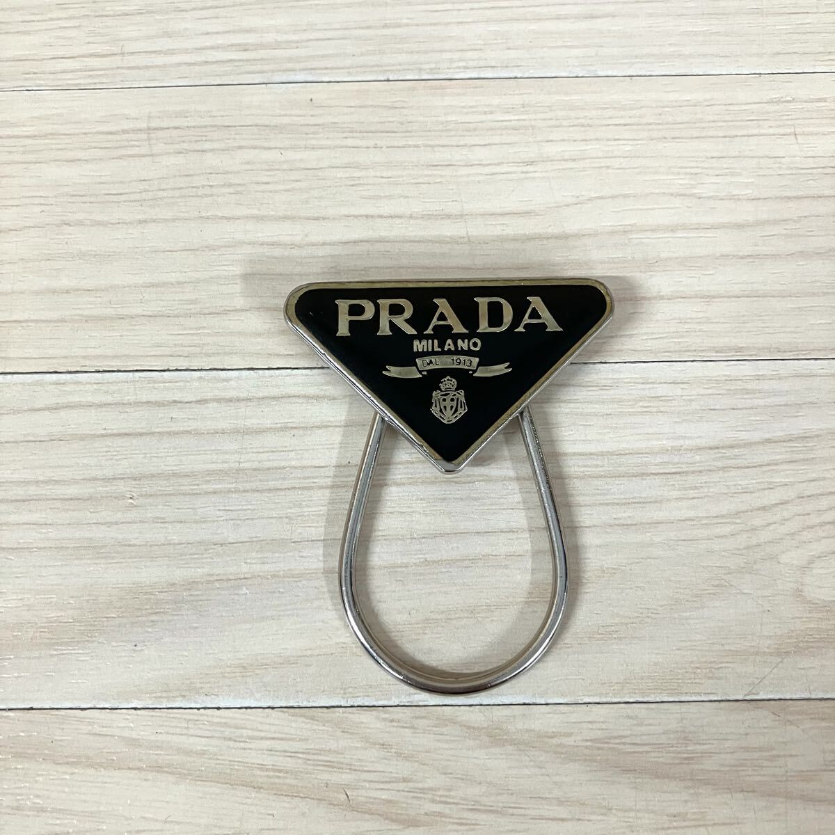 7 EN PRADA プラダ ロゴ プレート キーホルダー キーリング メタル ブラック M285拍卖