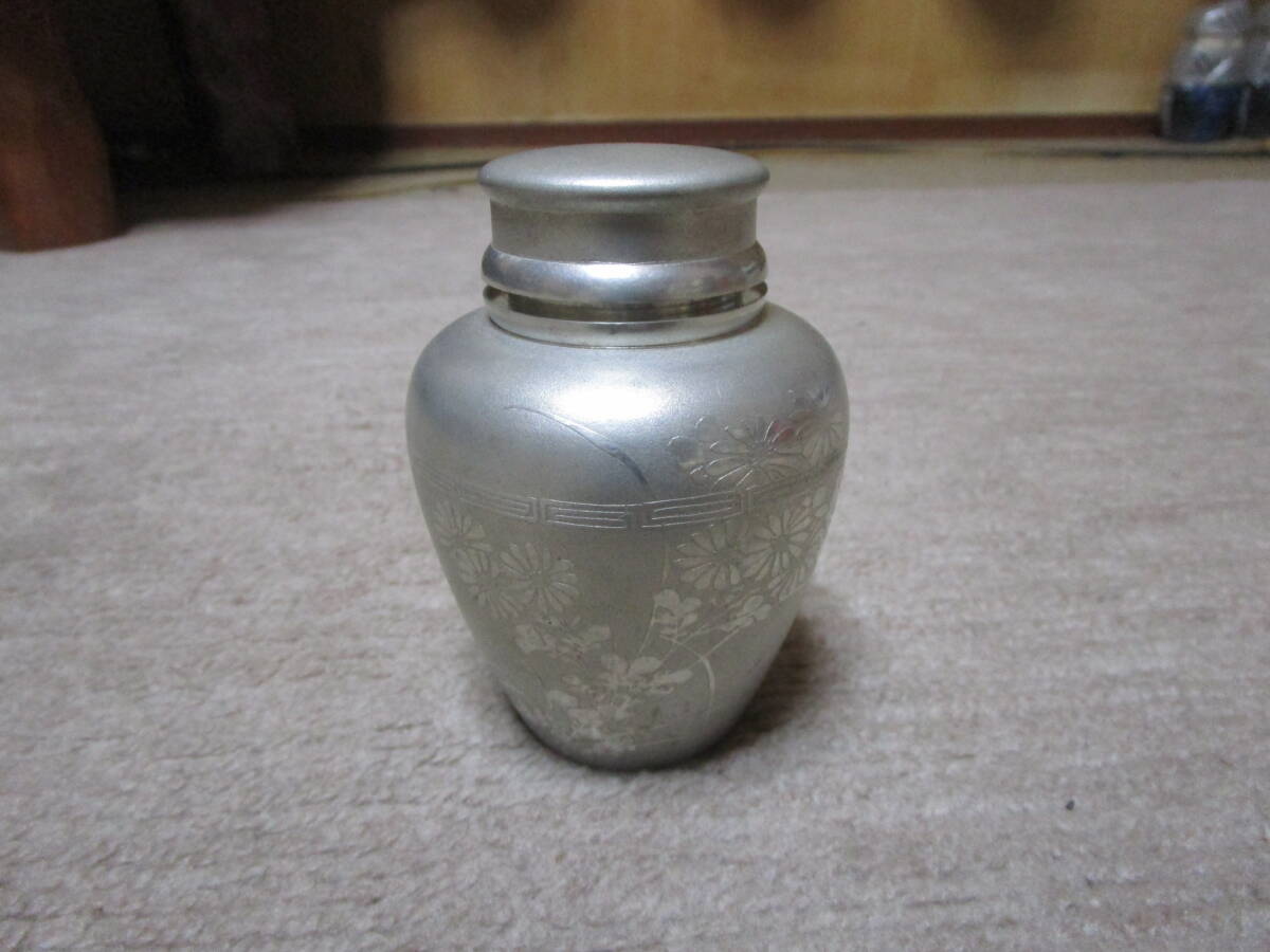 在銘刻印有り 薩摩錫器 薩摩星山堂 茶道具 茶器 茶入れ 花草模様 凹み無し 胴体直径約7.7cm全高約10.5cm重さ約400g 追加画像有拍卖