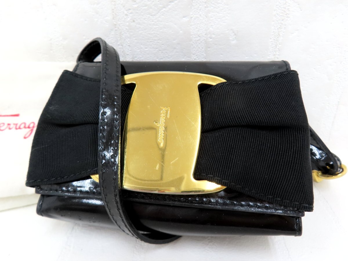 ◆美品◆Salvatore Ferragamo フェラガモ◆ヴァラリボン◆エナメル パテント レザー 本革◆ミニ ショルダー バッグ◆黒 G金具◆A17695拍卖