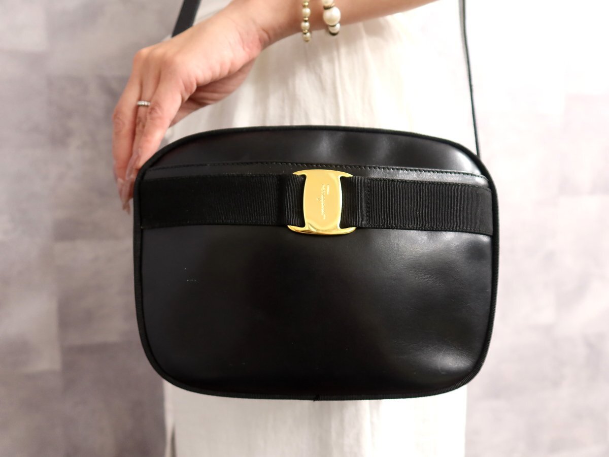 ●超美品●Salvatore Ferragamo フェラガモ●ヴァラ●カーフ レザー 本革●ショルダー バッグ●黒●ゴールド金具●斜め掛け●収納●Js68728拍卖