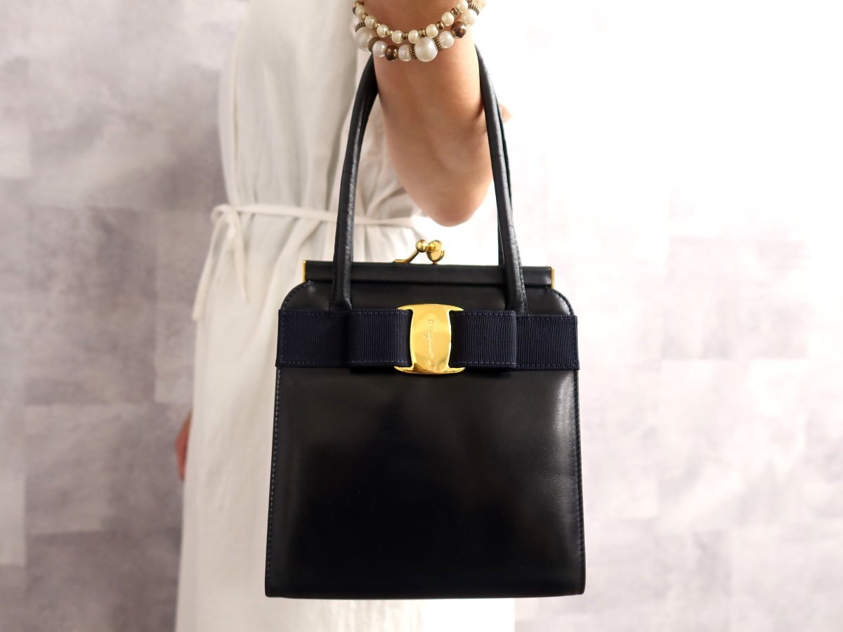 ●超美品●Salvatore Ferragamo フェラガモ●ヴァラリボン●カーフ レザー 本革●がま口 ハンド バッグ●ネイビー●ゴールド金具●Js68777拍卖
