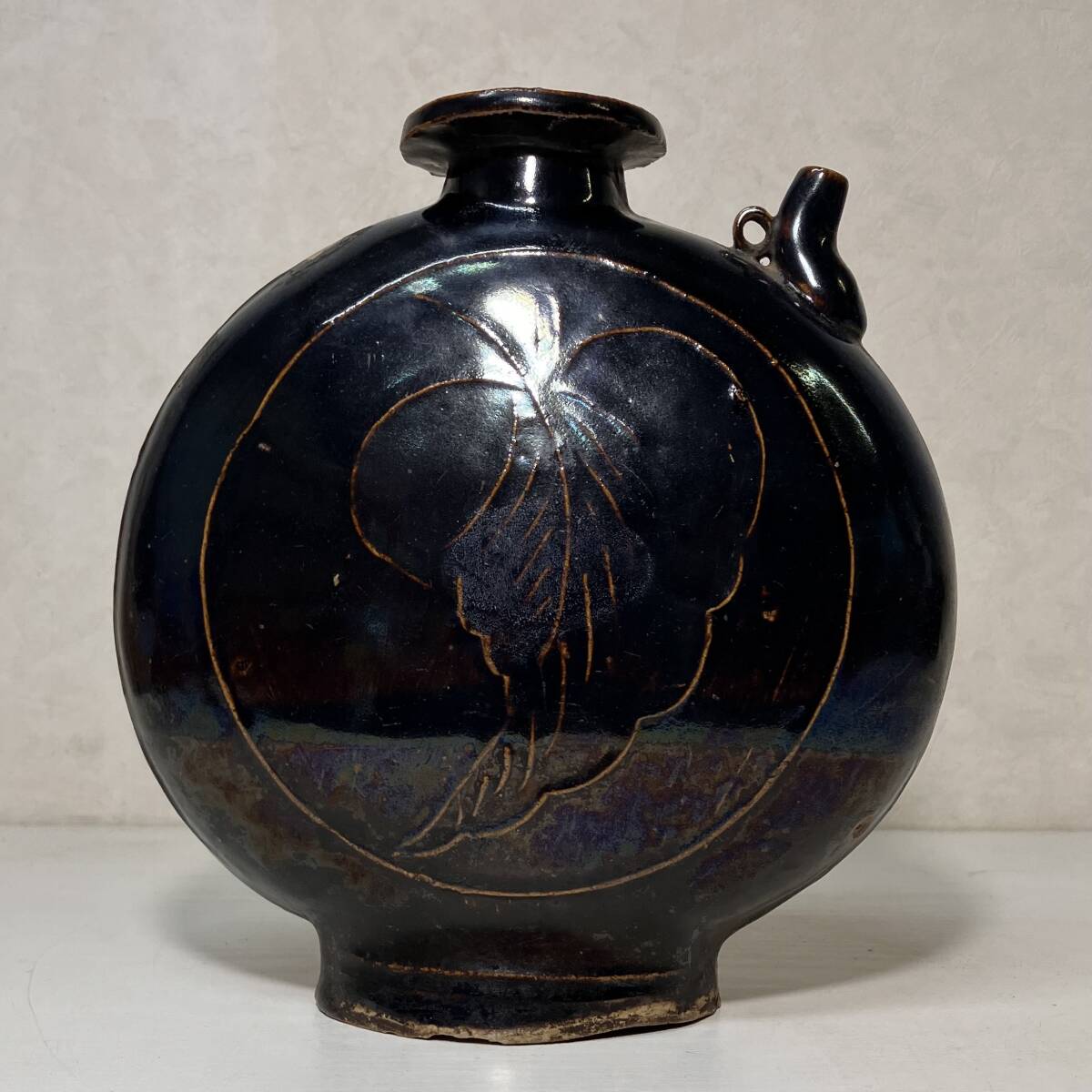 京都⑩ 整理うぶ品54 中国古陶磁 磁州窯 黒釉陽刻扁壺 水瓶 高さ:21.2cm 元時代 中国骨董拍卖