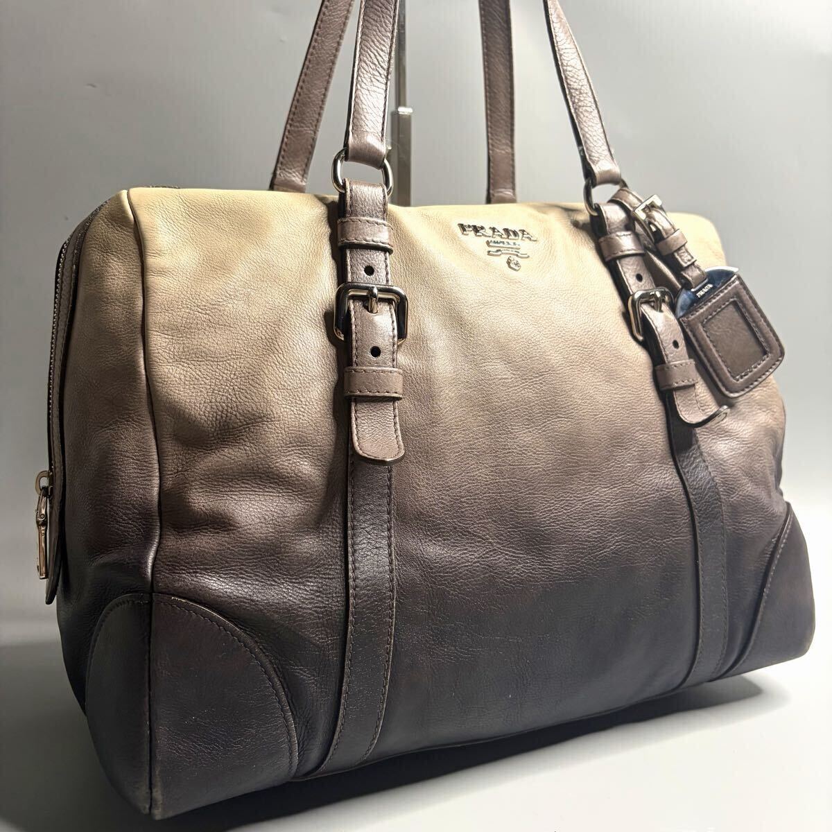 PRADA プラダ レザー ボストン ハンドバッグ 肩がけ グラデーション ブラック グレー クリームベージュ チャーム付き 底鋲 ririZIP拍卖