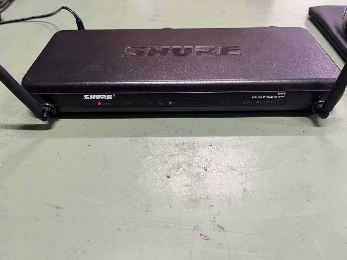 <中古品>SHURE SVX88 デュアルチャネルダイバーシティ受信機 SVX2 PG58 ワイヤレスマイク 2本拍卖