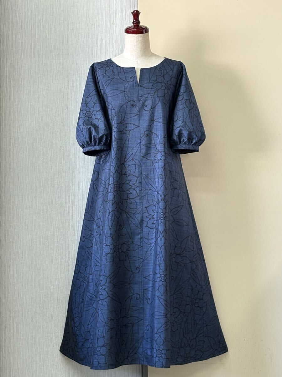着物リメイク★ 正絹★ 紬★ 紺色★草花★ パフスリーブ★胸元Vカット、ロングフレアーワンピース拍卖