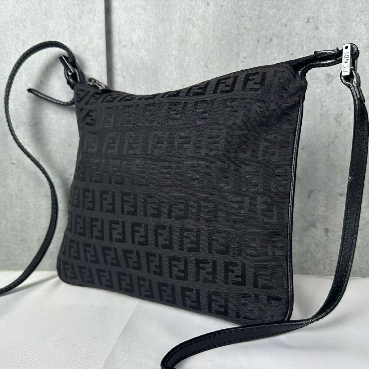 美品 FENDI フェンディ ショルダーバッグ クロスボディ キャンバス レザー ズッカ FF ステッチ 総柄 ロゴ型押し ステッチ ズッキーノ 黒拍卖