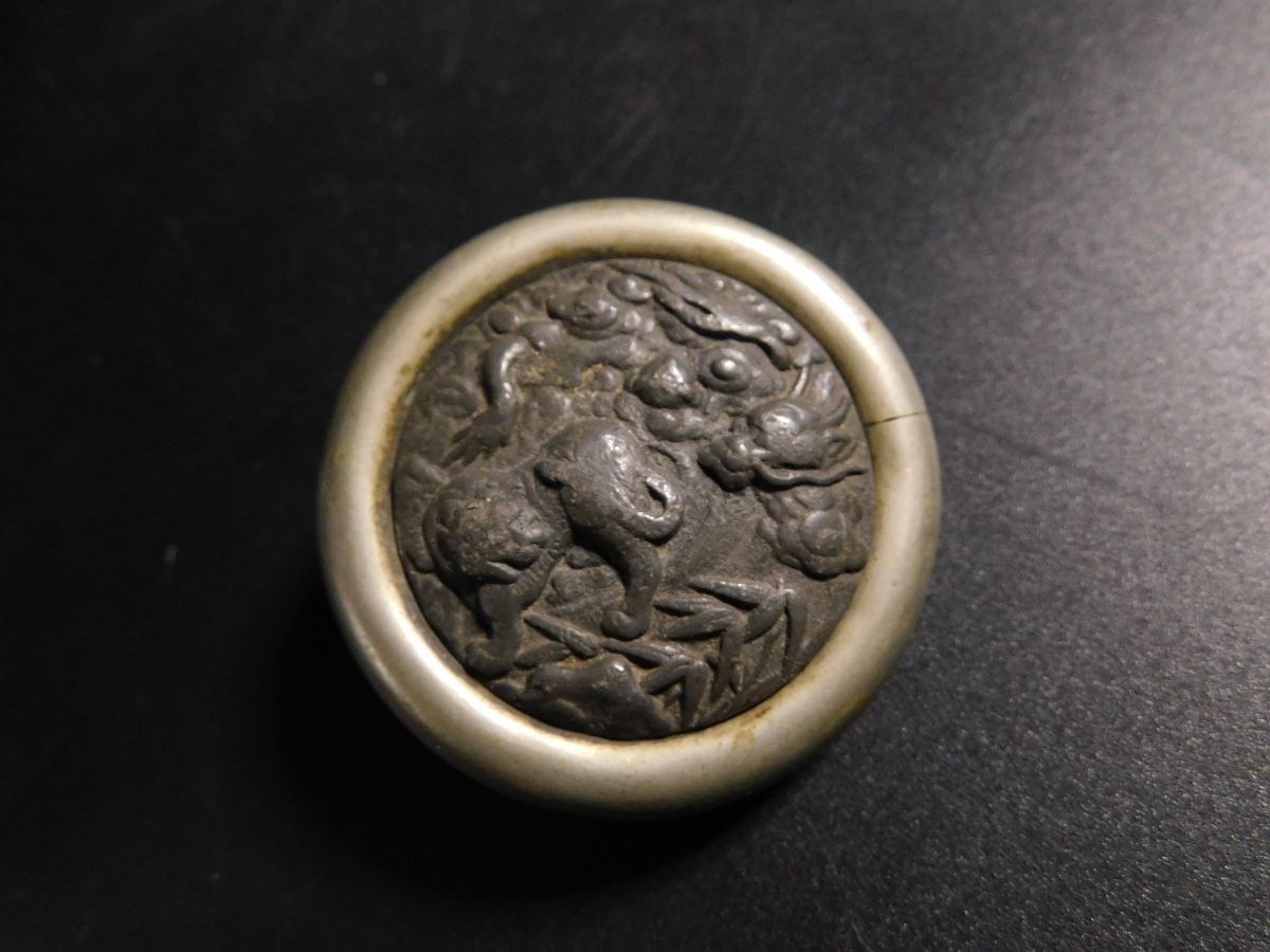 年代物 饅頭根付 竹に虎 雲龍 龍虎 金工師作 大振り 直径5.8㎝ 提げ物 印籠 緒締め玉 幕末 明治 Japanese Antique Netsuke拍卖