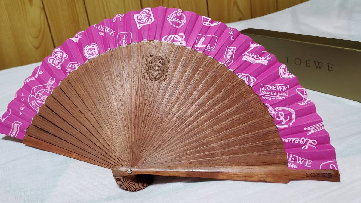 正規良 激レア! LOEWE ロエベ アマソナ アナグラム ロゴ扇子 紫×桃×茶 ウッド アバニコ 透かしエンブレムL mixアイコン 箱有 うちわ 35cm拍卖