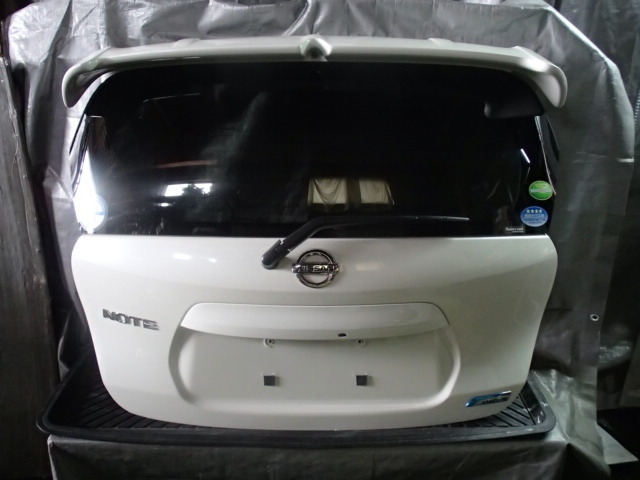 【2628】平成26年式 ノート E12 バックドアー リアゲート Rゲート QAB ホワイトパール K010M-3VHKB拍卖