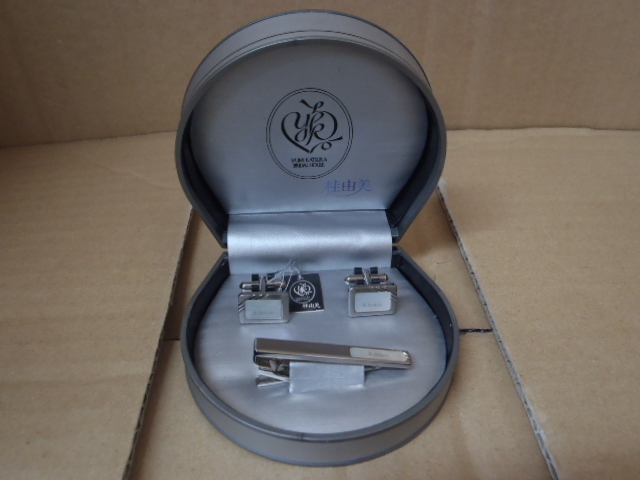 【中古品】タイピンとカフスのセット 桂由美:YUMI KATSURA 銀色 高級感 メンズ 男性 アクセサリー拍卖
