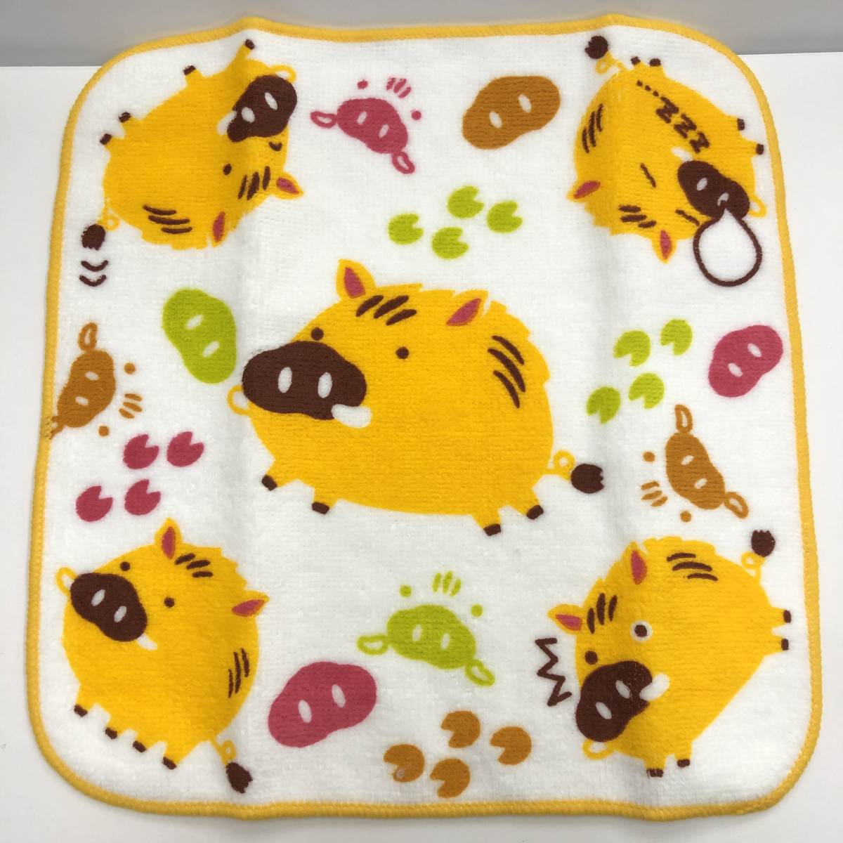 ハンドタオル 可愛らしいイノシシの絵柄 縦幅×横幅:約20.5×20.2cm タオルハンカチ 干支:亥・猪 未使用拍卖