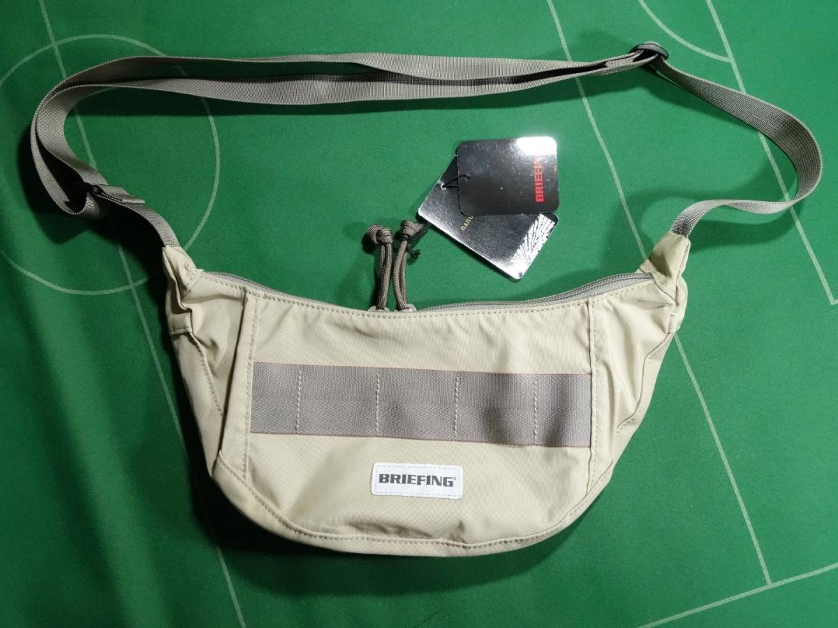 □ブリーフィング 日本製 コットン60%/ナイロン40% 60/40素材 ハーフムーン ショルダーバッグ ベージュ 未使用・タグ付!!!□拍卖