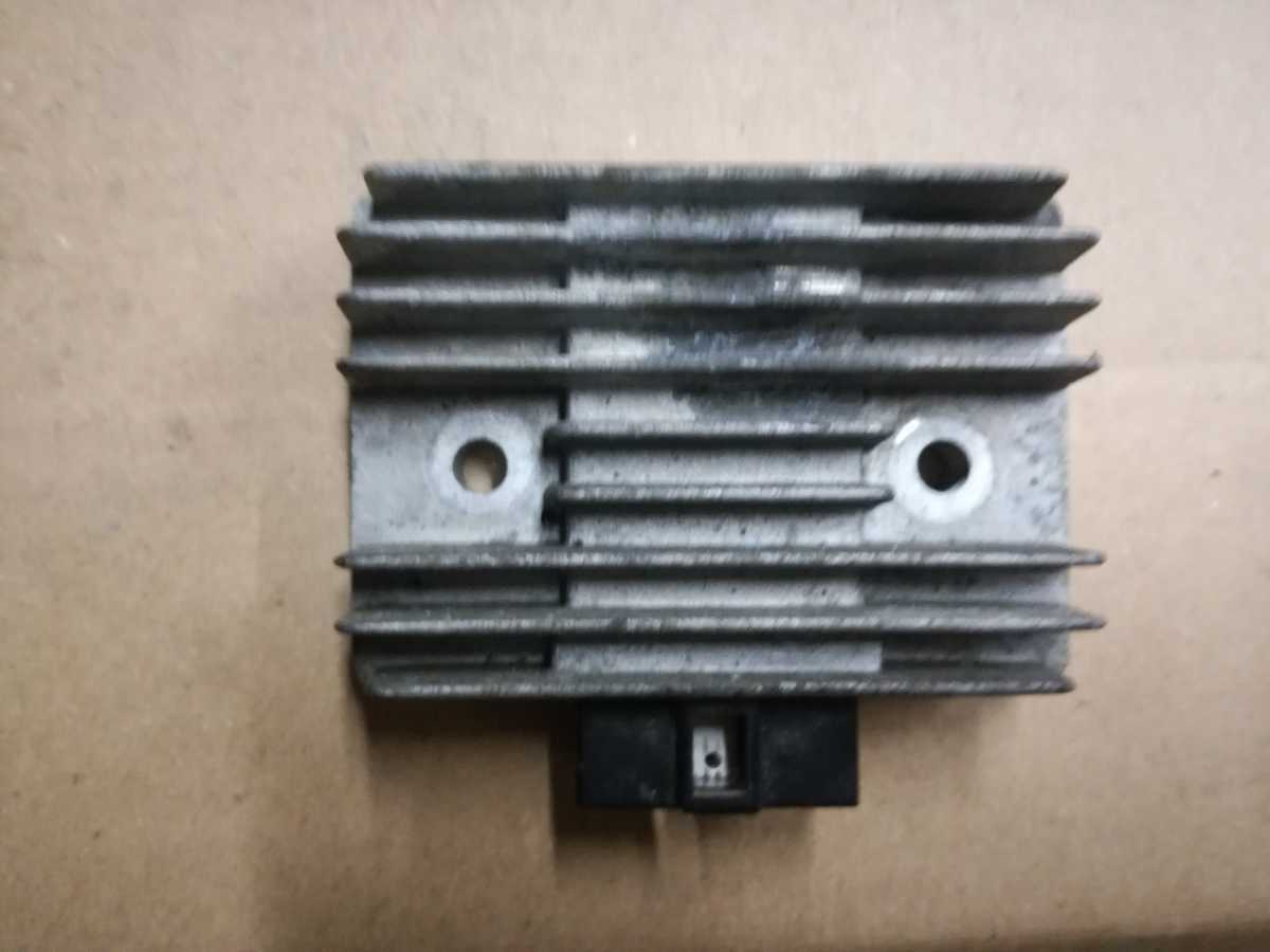 GPZ400F 実働車両 から取り外した レギユレータ レクチファイヤー 部品拍卖