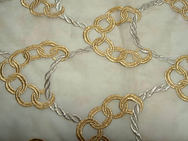 値下げしました舶来生地 オフホワイト系オーガンジーにゴールドとシルバーのチエーン刺模ししゅうが豪華な着分生地 3.1m×1m拍卖