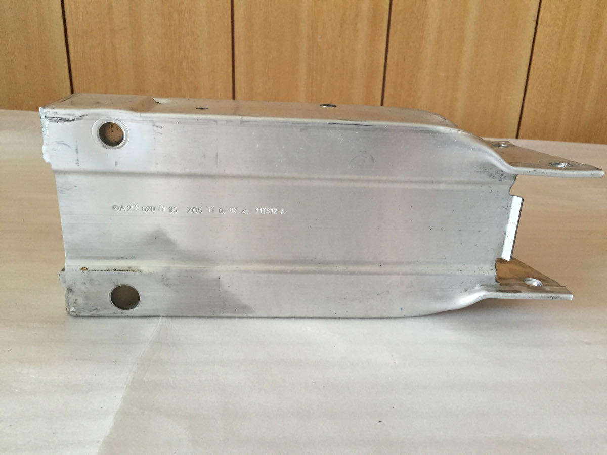 ベンツ W212 Eクラス 左 フロント ホースメント ブラケット A2126200995拍卖