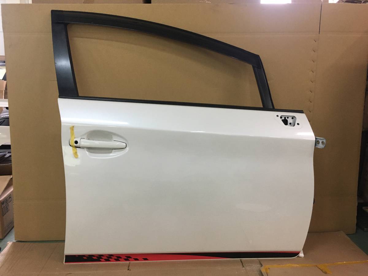 ・ DAA-ZVW30 プリウス G's 後期 運転席 右 ドアパネル キーシリンダーベゼル付 070 ホワイトパールクリスタルシャイン T-1112拍卖
