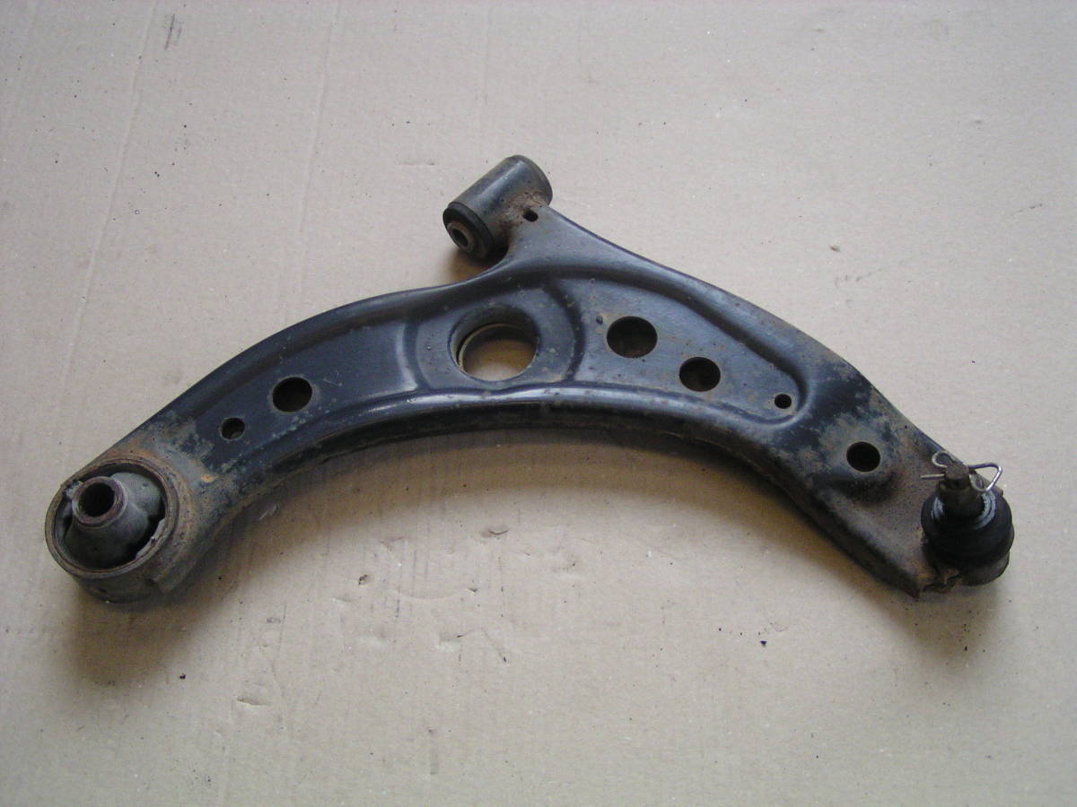 □ 後期 パッソ KGC10 QNC10 右 ロアアーム 48068-B1010拍卖