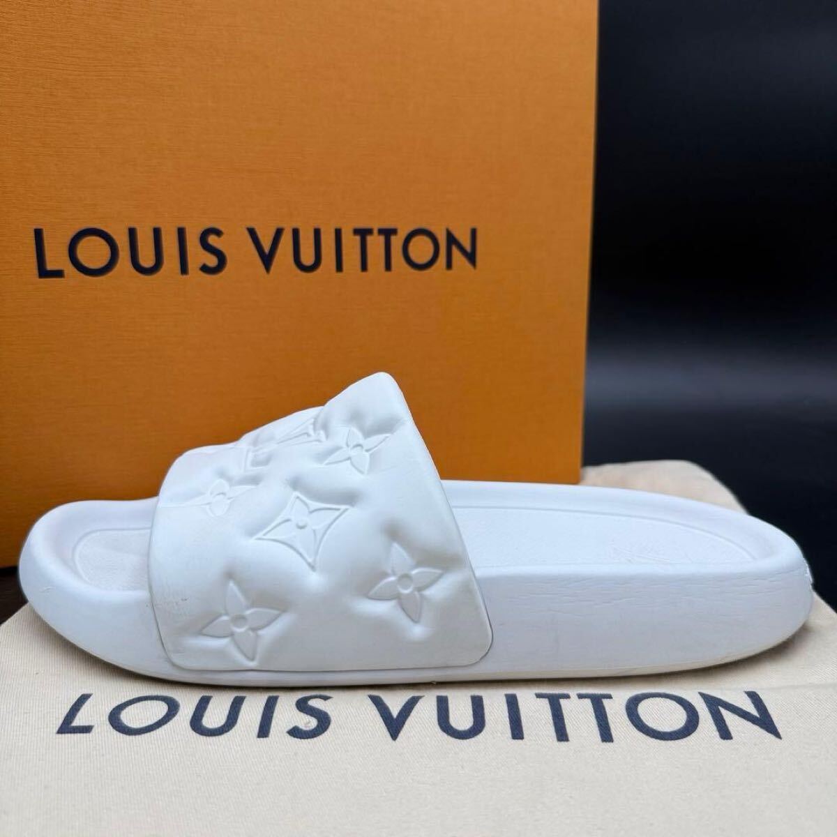 1円 【美品】 LOUIS VUITTON ルイヴィトン ウォーターフロントライン モノグラム エンボス サンダル ミュール ホワイト 靴 スニーカー 25cm拍卖