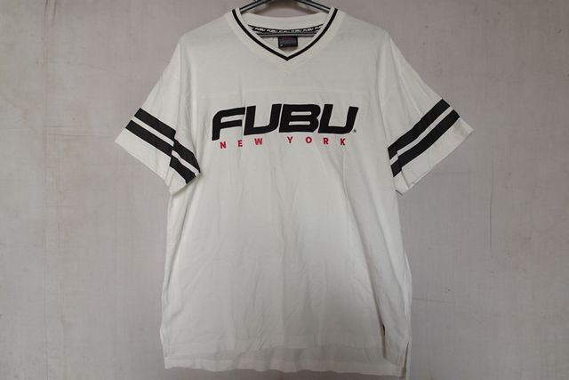FUBU/半袖Tシャツ/Vネック/袖口黒2本ラインプリント/フロントロゴプリント/ビッグシルエット/オフホワイト/白/Mサイズ(7/22R8)拍卖
