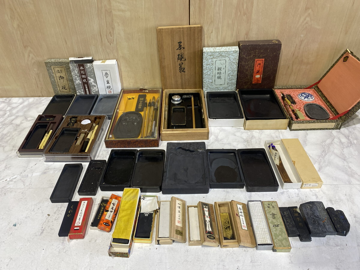 【49-38】 書道具 まとめ売り 硯 墨 文鎮 金神仙 一味真 本石御硯 観峰硯 等 総重量約11kg 習字 書道 長期保管品 現状品拍卖
