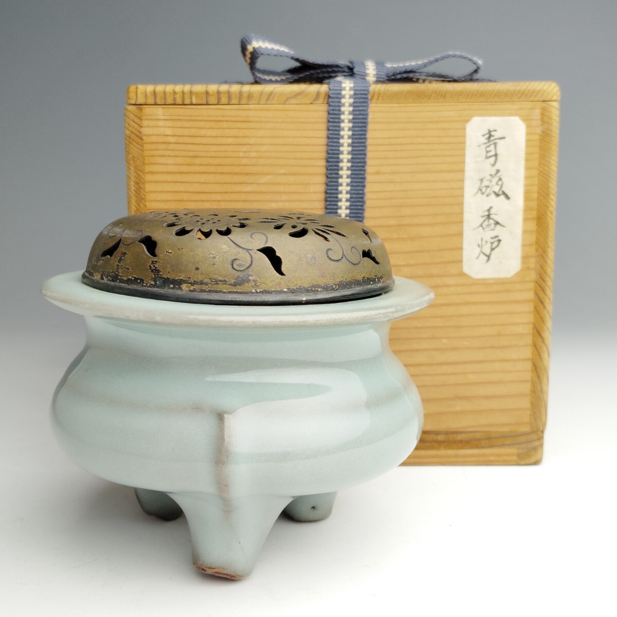 青磁 三足香炉 龍泉窯 南宋時代 火屋付57.44g 中国美術 香道具 唐物 時代物 桐箱付 C5-6 拍卖