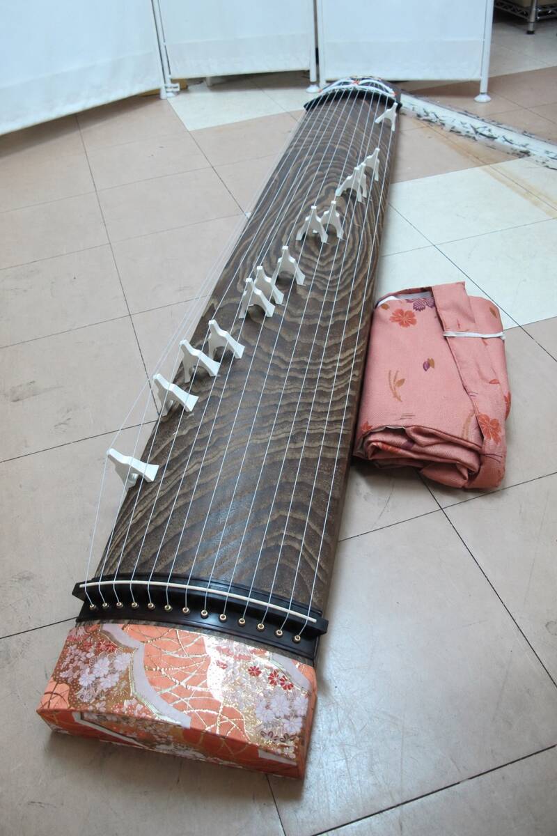 ※A6-94 琴 綾杉彫 十三弦 義伸刀 蒔絵 全長:約183㎝ 13弦 / 和楽器 弦楽器 花 本体 ※保存袋付き 拍卖