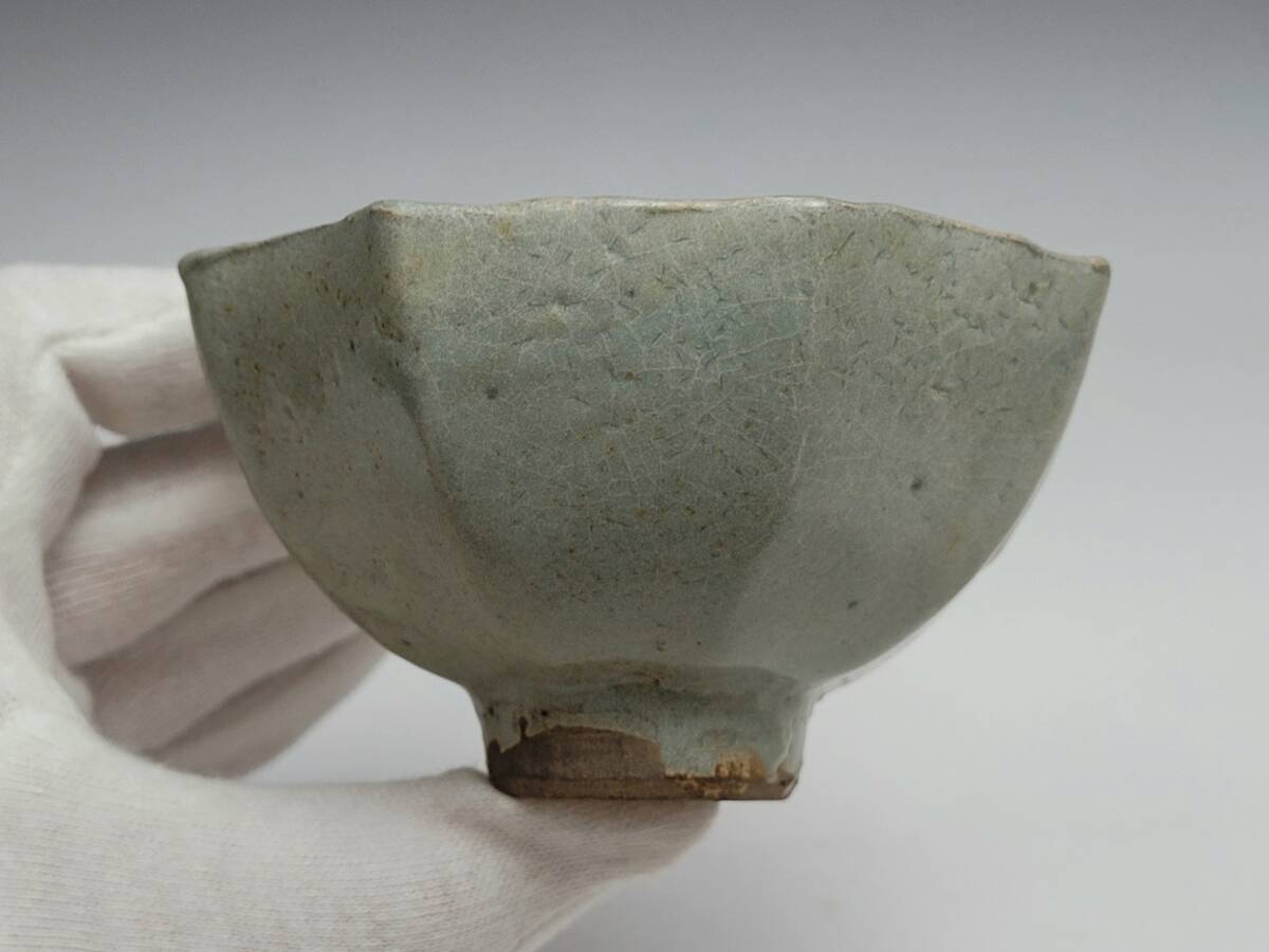 ● 幅 約 9.4cm 珍しい八角の形が見事で 釉溜まりが風情を添える 時代唐物 青磁 八角 茶杯・宋元時代 盃 小碗 杯 盞 小鉢 茶道具 ●拍卖