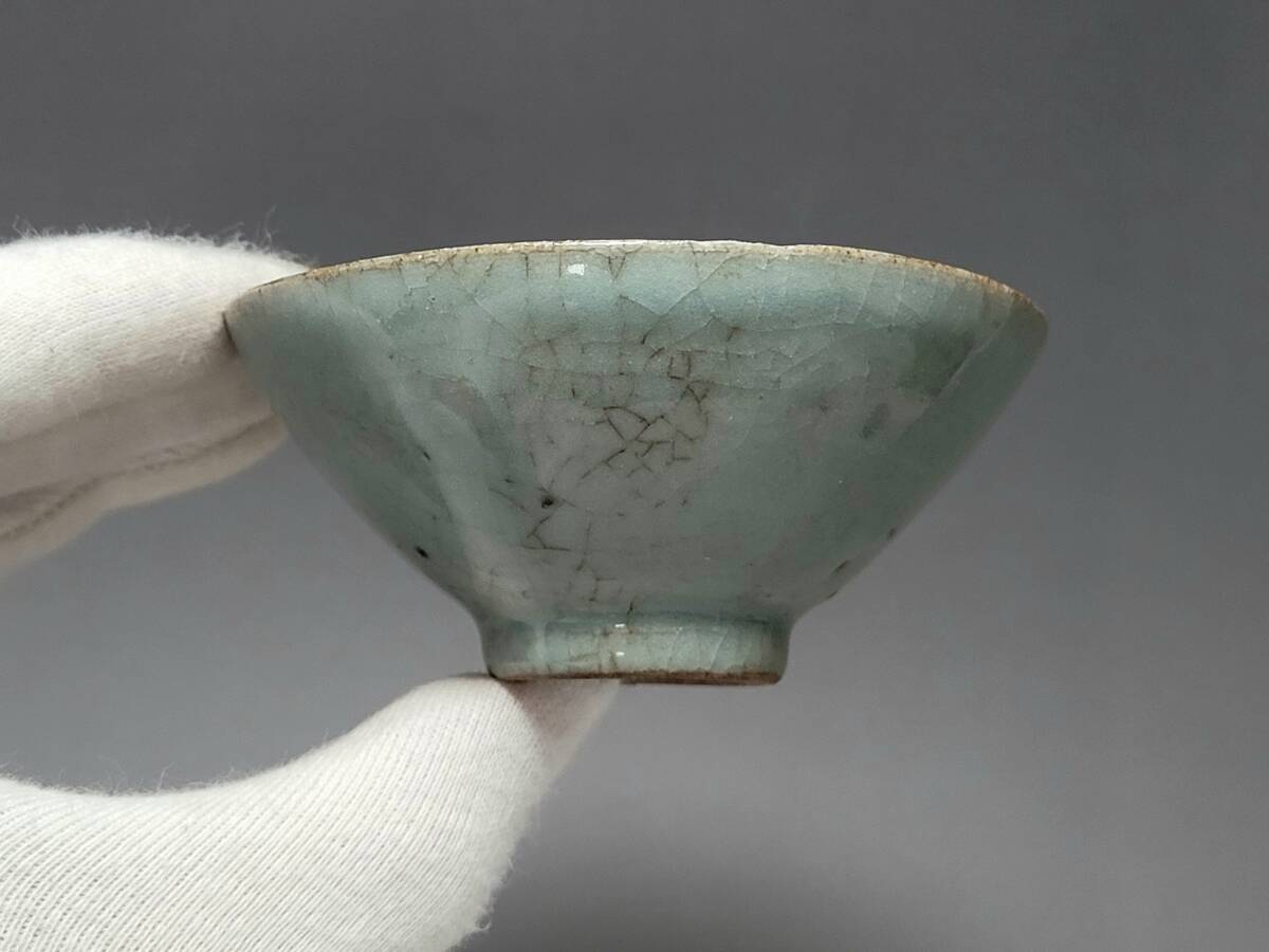 ● 幅 約 9cm 釉面の光沢と青釉の色合いが神秘的で美しい 時代唐物 青磁 茶杯・宋元時代 盃 小碗 杯 盞 小鉢 茶道具 煎茶道具 酒器 唐物 ●拍卖