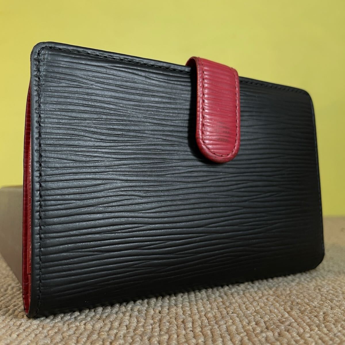 1円 美品 LOUIS VUITTON ルイヴィトン エピ 財布 ウォレット 二つ折り シリアル有り ブラック コンパクト レッド拍卖