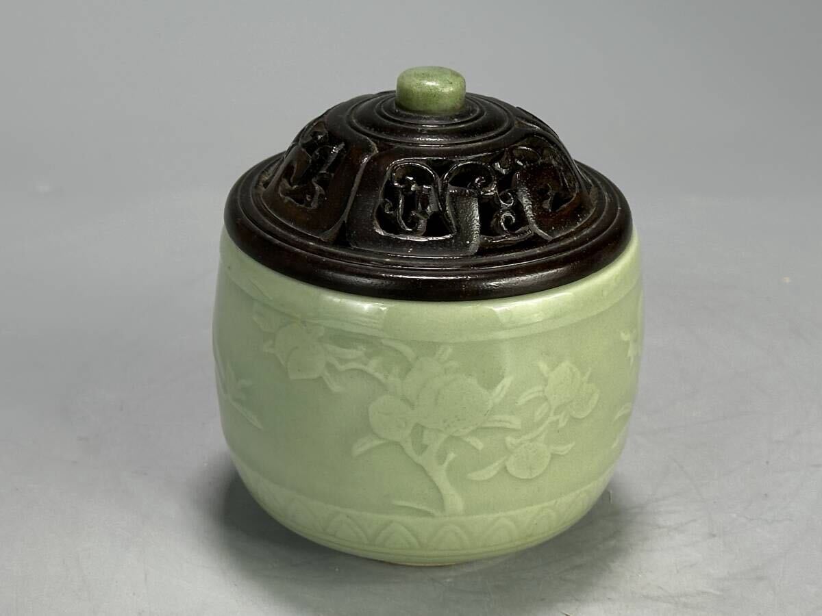 LJ28-7S33 中国美術 明朝 明時代 龍泉窯 天龍寺 青磁柘榴文香炉 筒炉 香道具 唐木蓋 時代 唐物 古物 拍卖