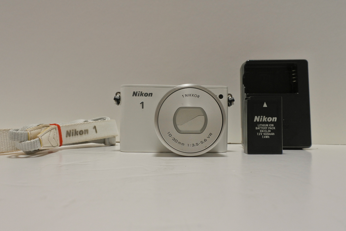Nikon1 J3ボデイ(ホワイト)+Nikon1 NIKKOR10-30VRズームレンズ+充電器拍卖
