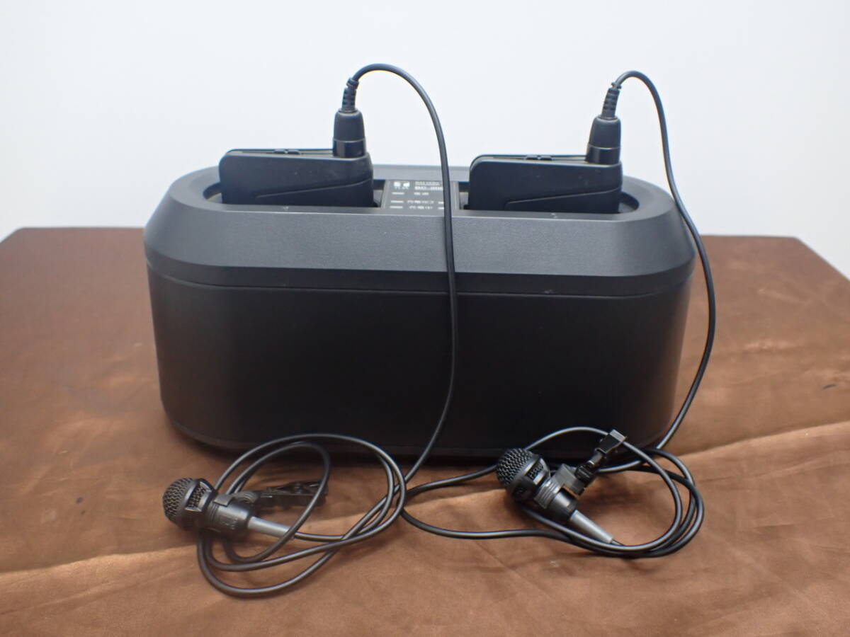 K-B TOA ワイヤレスマイク タイピン型 WM-D1300 /BC-2000 タイピン型2個 充電器1個 通電確認のみ 電源コード無 USED品拍卖