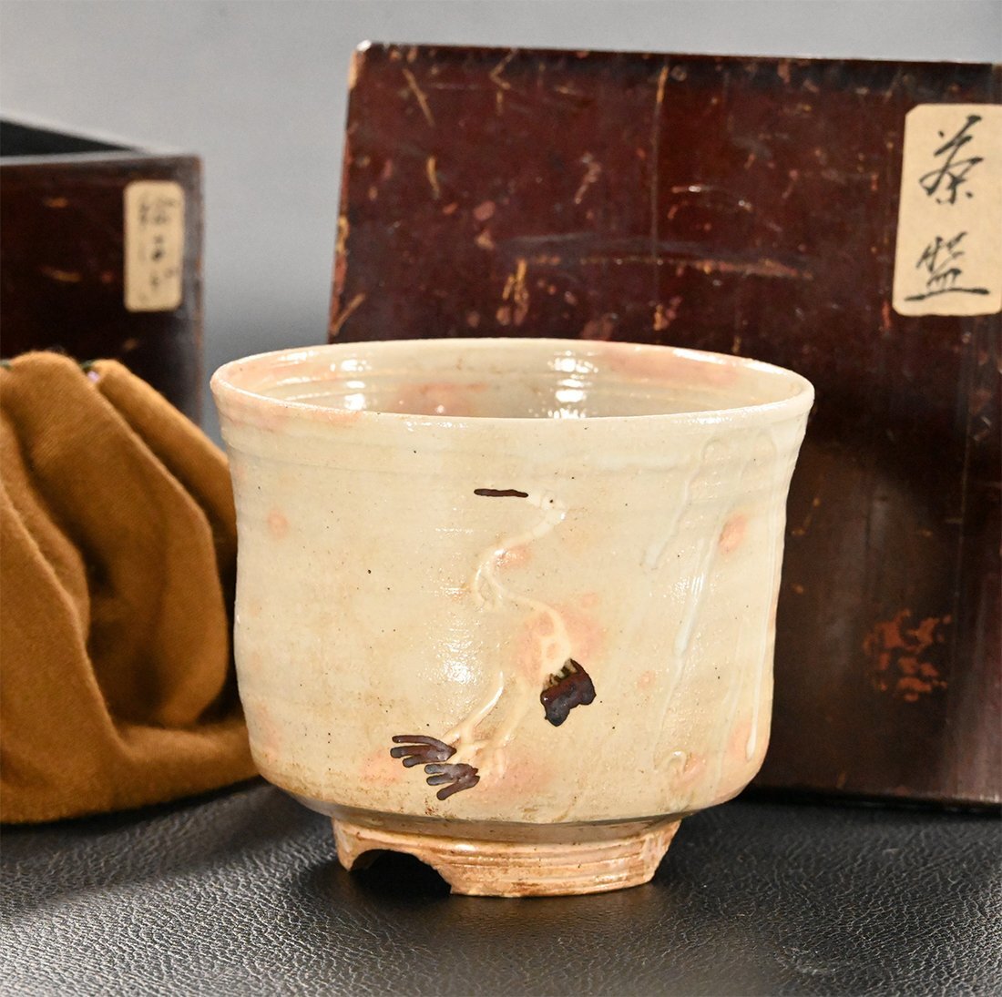 YA073【兵庫県の図書館や博物館の館長を歴任された歴史研究家遺族委託品】 江戸後期から明治期頃 萩焼 珍しい絵萩立鶴茶碗 茶道具 優品拍卖